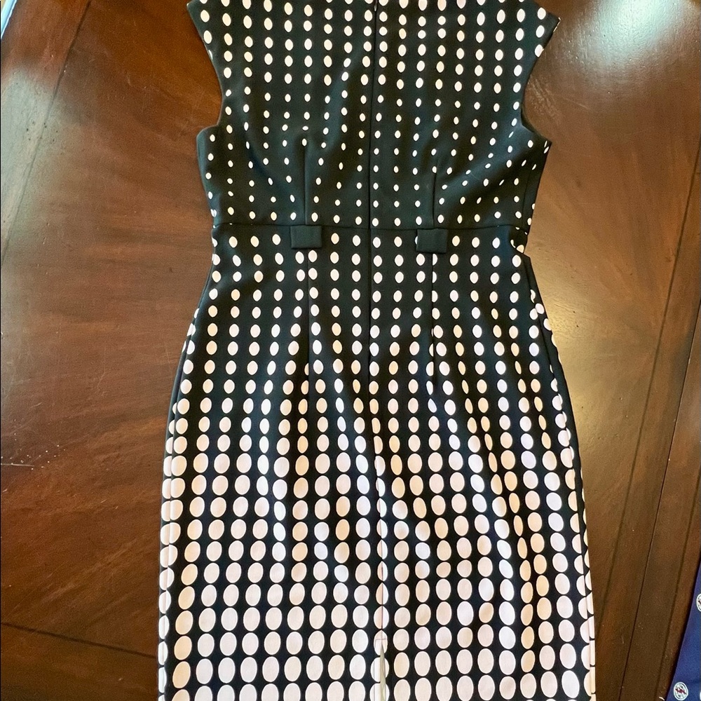 Straight cut dress. Sleeveless. Black and pastel pink dot - Picture 3 of 4